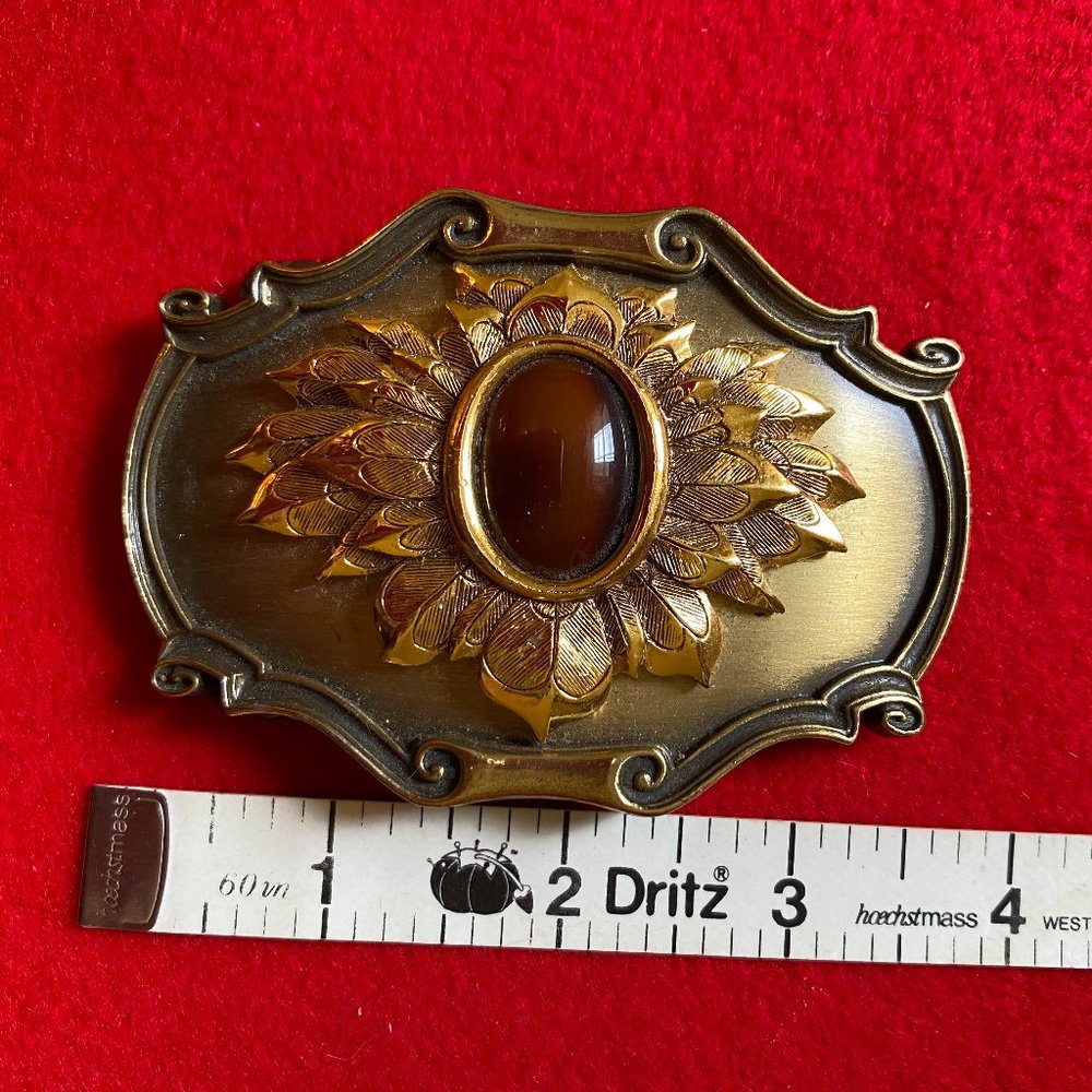 Cat's eye belt buckle